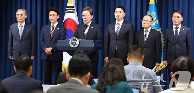 이재명 대통령이 4일 서울 용산구 대통령실 청사 브리핑룸에서 국무총리와 국정원장, 대통령 비서실장 등 인선발표를 하고 있다. 2025.6.4/뉴스1 ⓒ News1 허경 기자