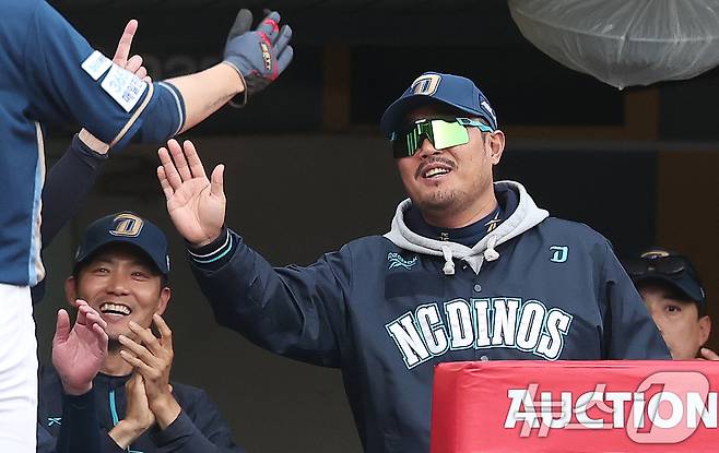 13일 인천SSG 랜더스필드에서 열린 '2025 신한 SOL뱅크 KBO리그' NC 다이노스와 SSG 랜더스의 경기, NC 이호준 감독이 1회초 2사 1루 상황 박건우의 1타점 2루타 때 득점을 올린 박민우와 하이파이브를 하고 있다. 2025.5.13/뉴스1 ⓒ News1 김성진 기자