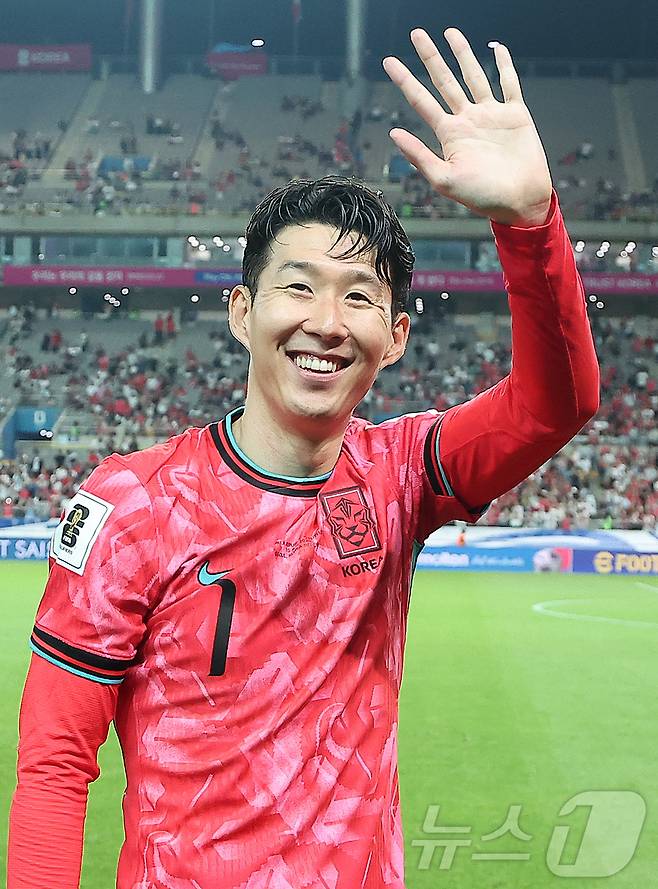 대한민국 축구 국가대표팀 손흥민이 10일 서울월드컵경기장에서 쿠웨이트와의 2026 북중미 월드컵 아시아 3차 예선 최종전에서 승리한 뒤 열린 11회 연속 월드컵 본석 진출 축하 행사에서 팬들에게 인사하고 있다.2025.6.10/뉴스1 ⓒ News1 김진환 기자