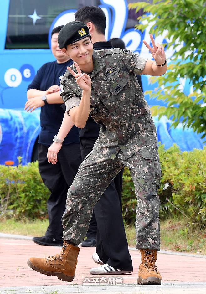 방탄소년단(BTS)의 뷔(김태형)가 10일 강원도 춘천시 신북읍 체육공원에서 진행된 전역 행사에서 취재진을 향해 V자를 그려 보이고 있다. RM은 육군 제15보병사단 군악대에서, 뷔는 2군단 군사경찰 특수임무대에서 1년 6개월 동안 군복무를 했다. 2025. 6. 10.  춘천 | 박진업 기자 upandup@sportsseoul.com