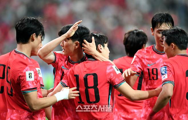 이강인이 10일 서울월드컵경기장에서 열린 2026 FIFA 북중미 월드컵 3차 예선 쿠웨이트와 경기에서 골을 넣은 후 동료들과 환호하고 있다.   2025. 6. 10. 상암 | 최승섭기자 thunder@sportsseoul.com