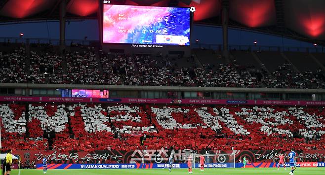 응원단들이 10일 서울월드컵경기장에서 열린 2026 FIFA 북중미 월드컵 3차 예선 쿠웨이트와 경기에서 카드섹션을 하고 있다.  2025. 6. 10. 상암 | 최승섭기자 thunder@sportsseoul.com