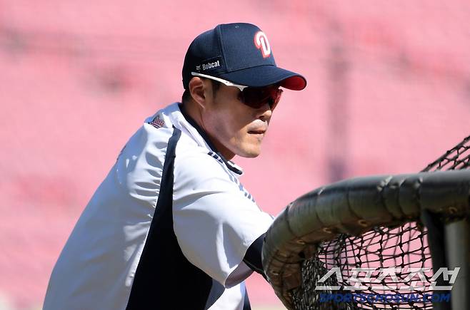 4일 잠실구장에서 열린 두산 베어스와 KIA 타이거즈의 경기. 두산 조성환 감독대행이 훈련을 지켜보고 있다. 잠실=박재만 기자 pjm@sportschosun.com/2025.06.04/