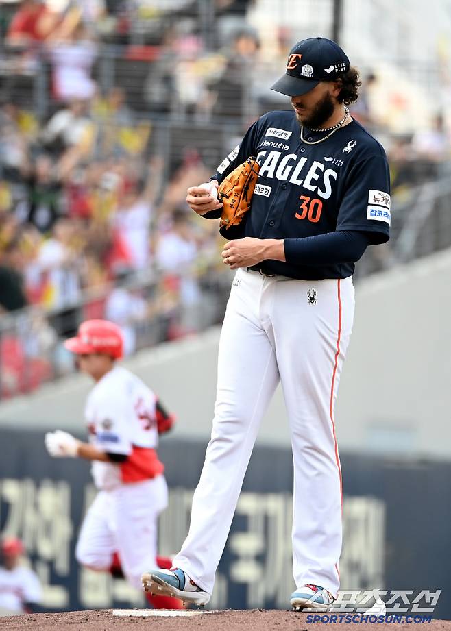 8일 광주 KIA챔피언스필드에서 열린 한화와 KIA의 경기, 1회말 1사 1루 한화 폰세가 KIA 오선우에 역전 2점홈런을 내주며 아쉬워하고 있다. 광주=허상욱 기자wook@sportschosun.com/2025.06.08/