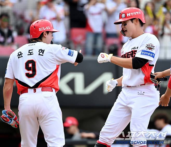 8일 광주 KIA챔피언스필드에서 열린 한화와 KIA의 경기, 1회말 1사 1루 KIA 오선우가 한화 폰세를 상대로 역전 2점홈런을 치고 윤도현과 기쁨을 나누고 있다. 광주=허상욱 기자wook@sportschosun.com/2025.06.08/