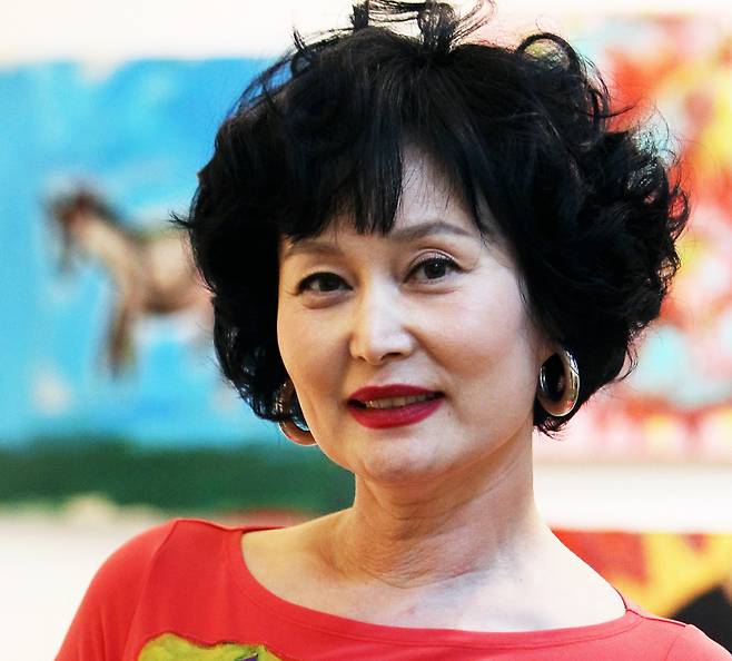 '1세대 패션모델'·'이희재 다이어트' 신드롬…이희재씨 별세

    (서울=연합뉴스) 1970∼1990년대 인기 패션모델로 활동한 이희재(李喜宰)씨가 지난 9일 담도암 투병 끝에 세상을 떠났다고 유족이 10일 전했다. 향년 73세.

    이 씨는 1993년 저서 '아름다운 여자 : 이희재 차밍스쿨'을 베스트셀러로 만들며 '이희재 다이어트' 신드롬을 일으켰다. 사진은 2010년 화가로 데뷔한 직후의 고인.  2025.6.10  [연합뉴스 자료사진]

    photo@yna.co.kr

(끝)





<저작권자(c) 연합뉴스, 무단 전재-재배포, AI 학습 및 활용 금지>