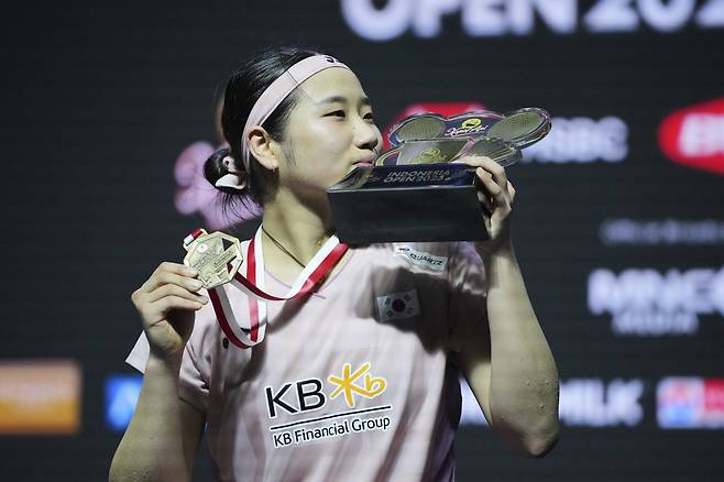 South Korea's An Se Young kisses her trophy as she celebrates on the podium after defeating China's Wang Zhiyi in their women's singles final match at the Indonesia Open badminton tournament at Istora Stadium in Jakarta, Indonesia, Sunday, June 8, 2025. (AP Photo/Achmad Ibrahim)<저작권자(c) 연합뉴스, 무단 전재-재배포, AI 학습 및 활용 금지>