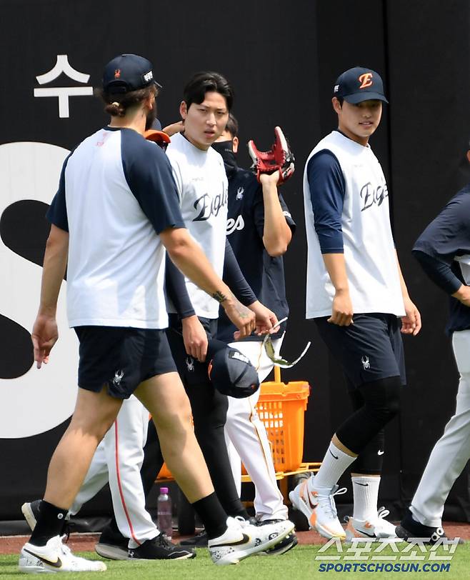 에이스 폰세에게 궁금한 게 많은 두 동생 엄상백과 문동주.