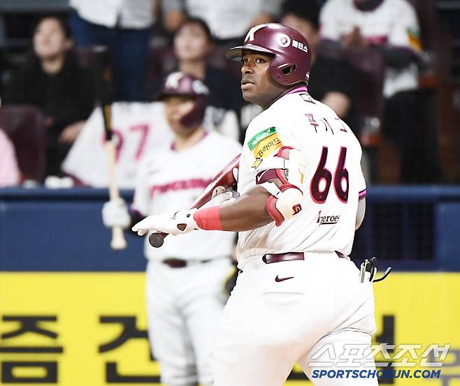 9일 서울 고척스카이돔에서 열린 한화-키움전. 4회말 무사 푸이그가 솔로포를 친 후 타구를 바라보고 있다. 고척=정재근 기자 cjg@sportschosun.com/2025.5.9/