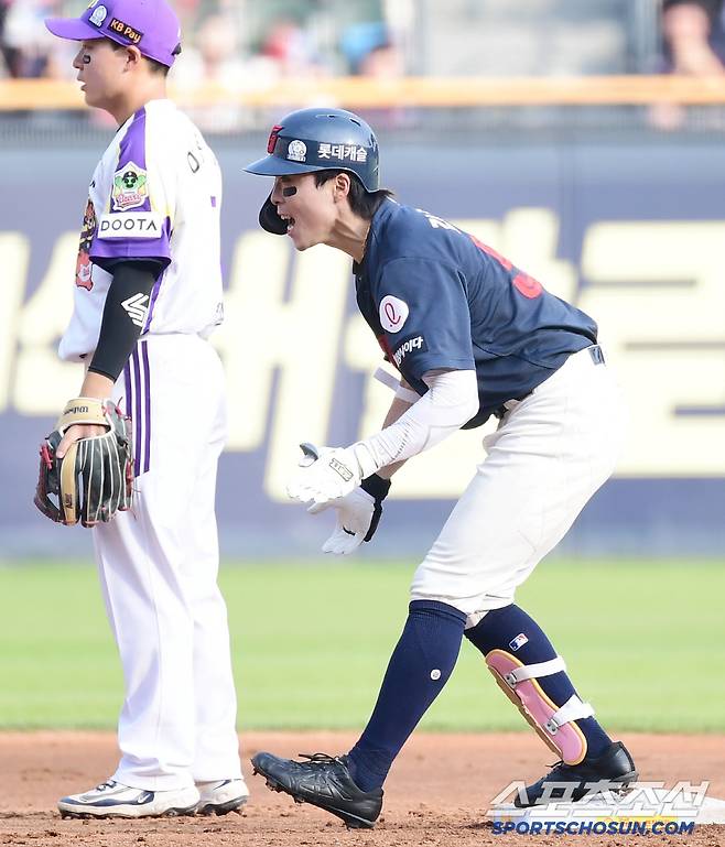 8일 잠실구장에서 열린 두산과 롯데의 경기. 4회초 2사 2루. 1타점 2루타를 날린 롯데 김동혁. 잠실=송정헌 기자songs@sportschosun.com/2025.06.08/