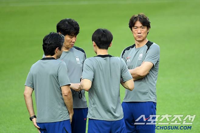 2026 FIFA 북중미 월드컵 3차 예선 최종전 공식 훈련이 9일 서울월드컵경기장에서 열렸다. 홍명보 감독이 코치들과 미팅을 갖고 있다. 상암=박재만 기자 pjm@sportschosun.com/2025.06.09/
