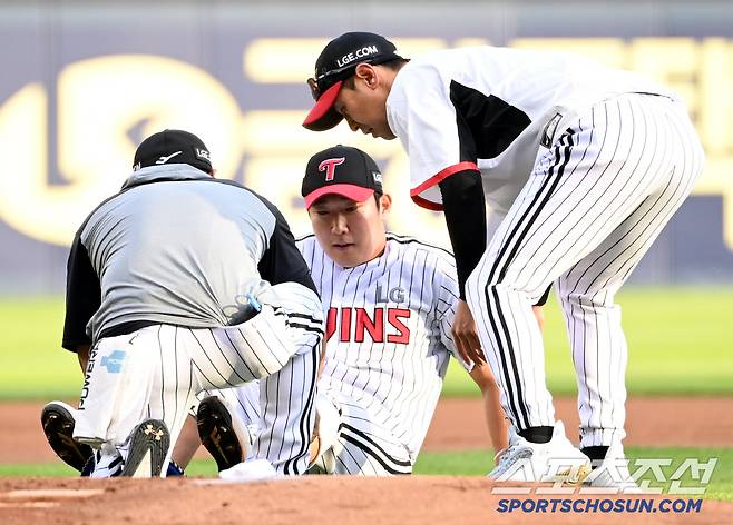 10일 잠실야구장에서 열린 SSG와 LG의 경기, 1회초 2사 1루 LG 손주영이 SSG 에레디아의 타구를 맞고 응급처치를 받고 있다. 잠실=허상욱 기자wook@sportschosun.com/2025.06.10/