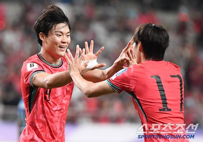 10일 서울월드컵경기장에서 열린 대한민국과 쿠웨이트의 2026년 북중미월드컵 아시아 3차예선 B조 최종전. 이강인이 골을 넣은 후 오현규, 전진우와 함께 환호하고 있다. 상암=정재근 기자 cjg@sportschosun.com/2025.6.10/