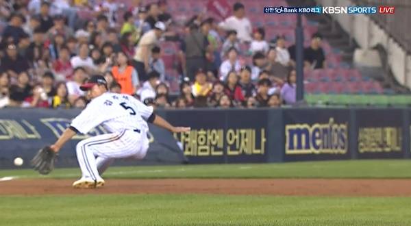 김성욱의 땅볼 타구 때 포구를 시도하는 김주성. ⓒTVING