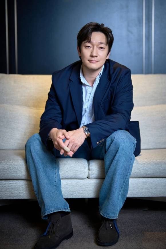 배우 손석구가 <더팩트>와 만나 디즈니+ 오리지널 시리즈 '나인 퍼즐'에 관한 인터뷰를 진행했다. 그는 극 중 한강경찰서 형사 김한샘 역을 맡아 열연을 펼쳤다. /스태넘