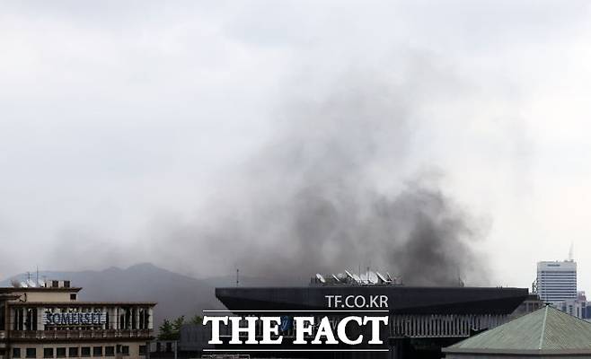 조계사 옆 불교중앙박물관에서 화재가 발생한 10일 오전 서울 종로구 정부서울청사에서 바라본 서울 도심 위로 검은 연기가 피어오르고 있다./뉴시스