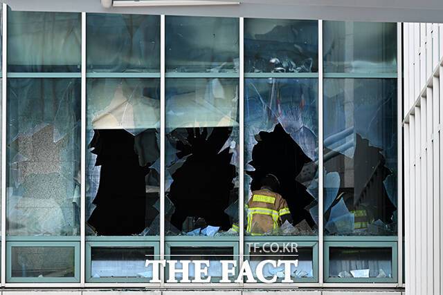 진화 작업 하는 소방관들.