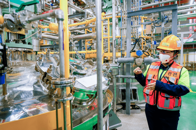 포스코퓨처엠 노수진 광양 전구체 공장장이 생산설비를 소개하고 있는 모습
