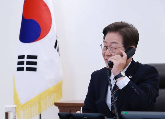 이재명 대통령이 9일 서울 용산 대통령실 청사 집무실에서 이시바 시게루 일본 총리와 전화 통화를 위해 수화기를 들고 있다.연합뉴스