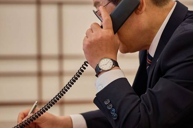 이재명 대통령이 9일 서울 용산 대통령실에서 이시바 시게루 일본 총리와 전화 통화를 하고 있다. 대통령실 연합뉴스