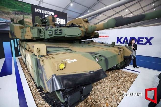 2일 충남 계룡대에서 열린 '대한민국 국제방위산업전시회'에서 현대로템의 K2전차가 전시돼 있다. 사진=강진형 기자aymsdream@
