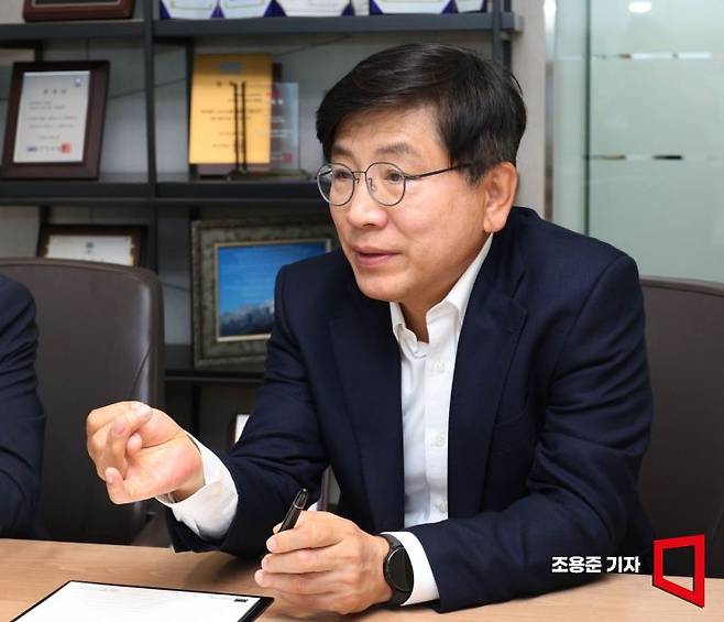 김기동 법무법인 로백스 대표 변호사가 서울 서초구 사무실에서 아시아경제와 인터뷰 하고 있다. 조용준 기자