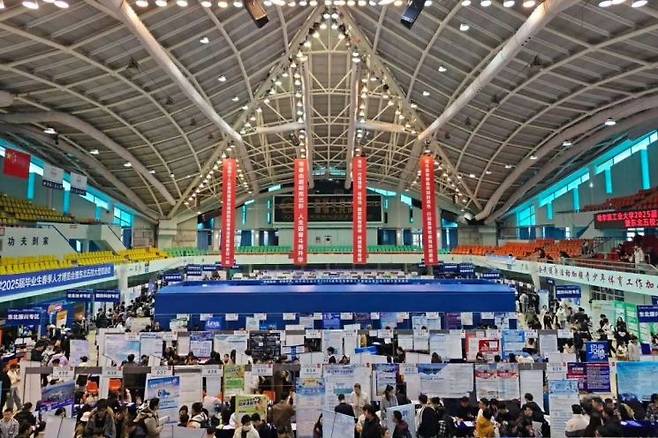 봄 학기에 열린 인재 박람회. 하얼빈 공과대학 공식 웨이보.