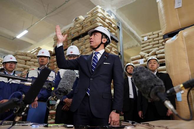 지난달 21일 취임 이후 쌀값을 잡기 위해 모든 선택지를 검토하겠다고 공언한 고이즈미 농림상은 이날 2020년산 비축미 10만t과 2021년산 비축미 10만t을 수의계약 형태로 추가 방출할 방침이라고 발표했다. 로이터·연합뉴스