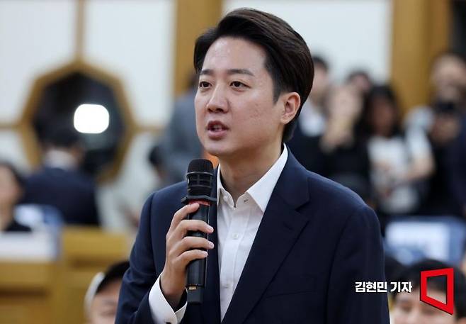 이준석 개혁신당 대선 후보가 3일 방송 3사 출구조사 발표를 확인한 뒤 국회 의원회관에 마련된 당 개표상황실에 도착해 소감을 말하고 있다. 김현민 기자