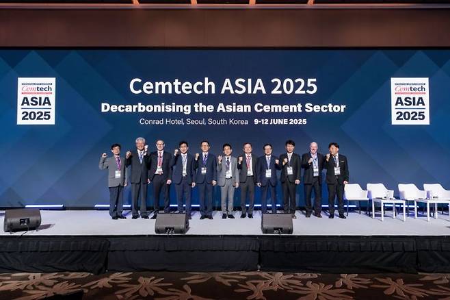 (왼쪽부터) 윤종석 한국세라믹기술원장, 이창기 한국시멘트협회 부회장, 토마스 암스트롱 인터내셔널 시멘트 리뷰 편집장(회장) 겸 셈텍 아시아 총괄책임자, 삼표시멘트 이원진대표, 산업통상자원부 이승렬 산업정책실장, 한국시멘트협회 전근식 회장, 성신양회 한인호대표, 쌍용C&E 이현준대표 삼표시멘트 배동환대표, 토니 하들리 THAA Ltd 대표, 한국시멘트협회 김의철 기술개발실장. 한국시멘트협회 제공