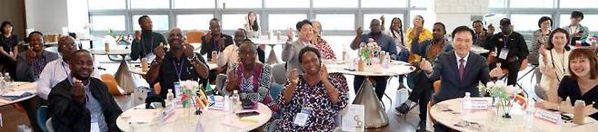 임태희 경기도교육감이 10일 아프리카 3개국 교육부 대표단과 만나 소통의 시간을 갖고 있다. 경기도교육청 제공