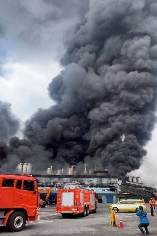 지난달 17일 오전 발생한 화재로 금호타이어 광주공장에서 검은 연기가 치솟고 있다. 송보현 기자