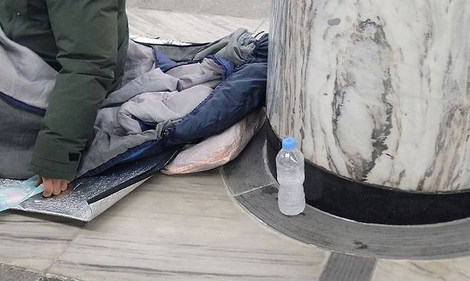 서울 종로구 한 지하 도보에 자리 잡은 노숙인 옆 페트병 속 물이 꽁꽁 얼어 있다. 연합뉴스