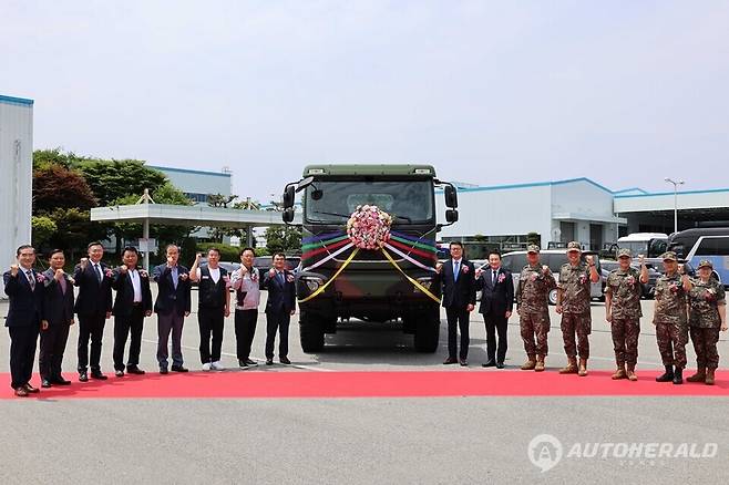 (왼쪽부터) 이정기 한국자동차연구원 전문위원, 이종규 육군본부 장비정비차장, 서호석 육군 전력지원체계단장, 신동기 호원 대표이사, 조광철 코비코 대표이사, 은용철 기아 노동조합 광주지회장, 문재웅 기아 오토랜드 광주공장장, 김익태 기아 특수사업부장, 조현기 국방부 자원관리실장, 신상범 국방기술품질원장, 최순건 육군본부 군수참모부장, 김진철 육군 종합군수학교장, 이일용 육군 31사단장, 최석윤 육군 수송교육단장, 김진희 육군 군수사 장비정비차장 (기아)