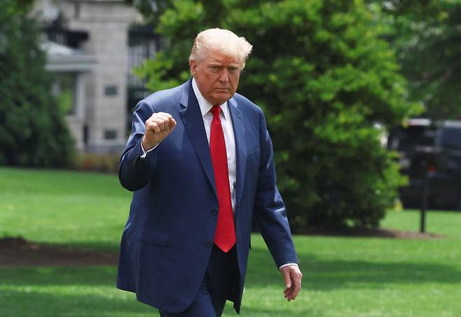 도널드 트럼프 미국 대통령이 9일 백악관에 도착해 이동을 하고 있다. /로이터 연합뉴스