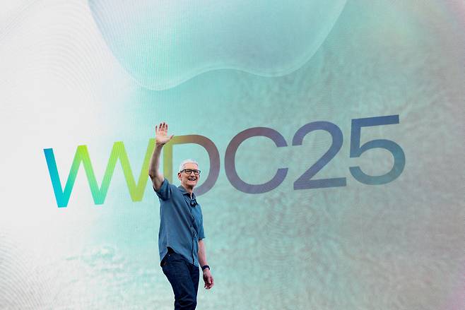 9일 미국 쿠퍼티노 애플 본사에서 열린 WWDC 2025에서 팀 쿡 애플 CEO가 인사를 하고 있다./로이터 연합뉴스