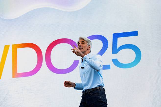 9일 미국 쿠퍼티노 애플 본사에서 열린 WWDC 2025에서 크레이그 페더리기 애플 부사장이 신기능을 소개하고 있다./로이터 연합뉴스