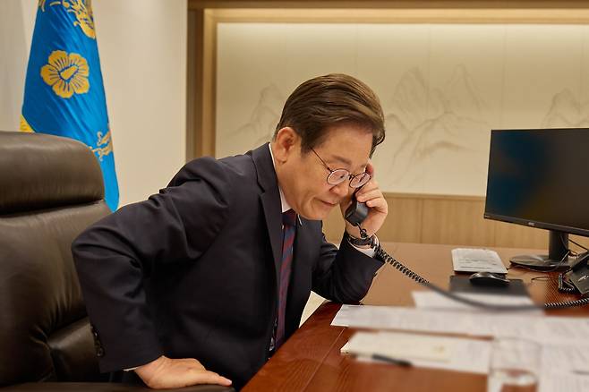 이재명 대통령이 10일 서울 용산 대통령실에서 시진핑 중국 국가주석과 전화 통화를 하고 있다./대통령실