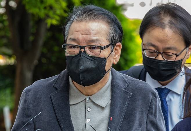 ‘건진법사’ 전성배씨가 지난 5월 12일 서울 양천구 서울남부지법에서 열린 1심 두 번째 공판에 출석하고 있다. / 연합뉴스