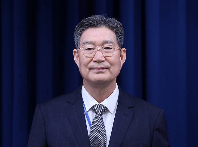 새정부 초대 민정수석에 임명된 오광수 변호사가 8일 서울 용산구 대통령실 청사에서 열린 수석급 인선 발표 브리핑에 참석하고 있다. /뉴스1