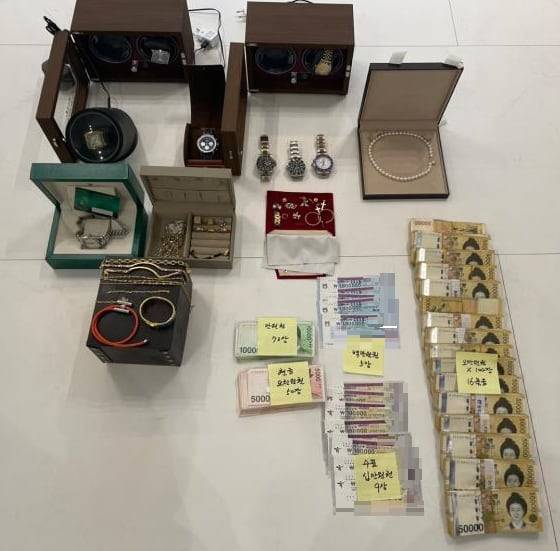 분양대행업 법인의 대표 C씨는 법인세와 종합소득세 수억원을 체납했다. 국세청이 잠복 조사한 결과 C씨는 자녀 명의로 임차한 고가주택에 실거주한 것이 드러났다. 국세청은 실거주지 수색으로 개인금고에 은닉한 현금 다발, 귀금속, 명품 시계를 압류했다./국세청