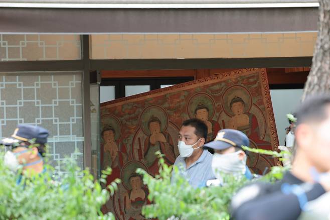 10일 서울 종로구 조계사 옆 한국불교역사문화기념관 국제회의장에서 화재가 발생해 관계자들이 문화재를 옮기고 있다. /연합뉴스