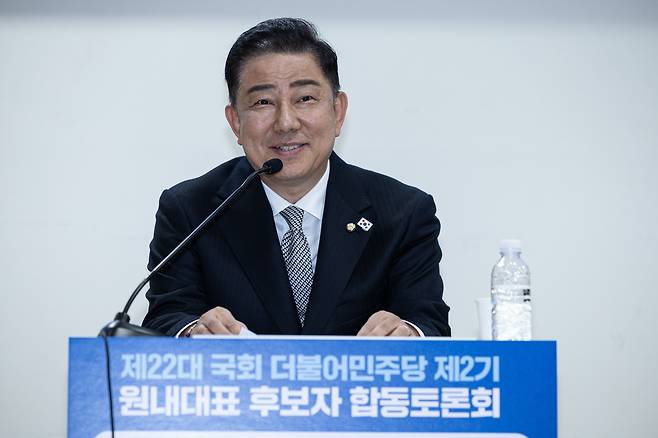 김병기 더불어민주당 원내대표 후보가 10일 오후 서울 여의도 국회 의원회관에서 열린 제22대 국회 민주당 제2기 원내대표 선출 합동토론회에서 기조연설을 하고 있다./뉴스1