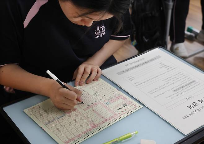 2026학년도 대학수학능력시험 6월 모의평가 시행일인 지난 4일 오전 부산 사상구 주례여고 학생이 카드를 마킹하고 있다. /연합뉴스