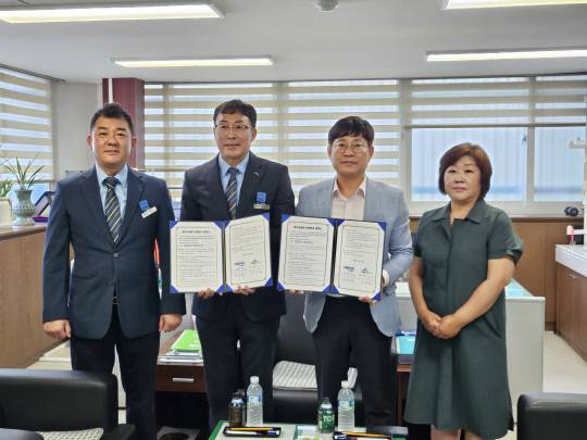 조치원읍과 한국철도공사 대전충남본부 조치원역이 10일 철도건널목 안전 협력서를 체결하고 있는 모습. 세종시 제공