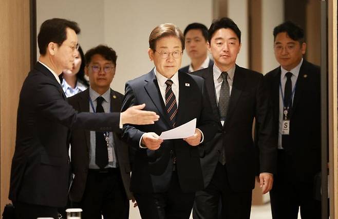 이재명 대통령이 9일 서울 용산구 대통령실 청사에서 열린 2차 비상경제점검 태스크포스(TF)회의에 입장하고 있다. ⓒ뉴시스