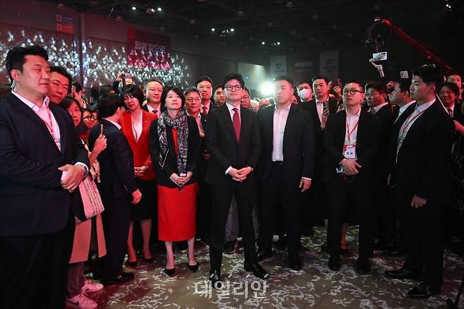 한동훈 국민의힘 전 대표가 지난달 3일 경기 고양시 킨텍스에서 열린 21대 대선 후보 선출을 위한 전당대회에 친한계 의원들과 함께 참석해 대기하고 있다. ⓒ데일리안 홍금표 기자