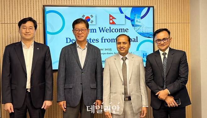 한국수소연합은 10일 서울 본사에서 네팔 교통부(MoPIT)와 산림환경부(MoFE) 등 정부부처 대표단과 면담하고 네팔의 수소산업 생태계 조성을 위한 공적개발원조(ODA) 협력과 전문 인력양성 방안 등을 심도 있게 논의했다.ⓒ수소연합