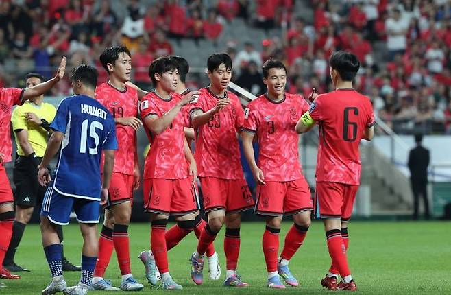 10일 서울월드컵경기장에서 열린 2026 국제축구연맹(FIFA) 북중미월드컵 아시아 3차 예선 한국과 쿠웨이트의 경기서 전진우와 선수들이 쿠웨이트 자책골로 선취점을 기록한 뒤 기뻐하고 있다. ⓒ 뉴시스