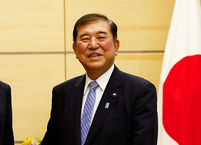 이재명 대통령이 9일 서울 용산 대통령실 청사 집무실에서 이시바 시게루 일본 총리(아래쪽 사진)와 통화를 하고 있다. 강유정 대통령실 대변인은 “양 정상은 상호 존중과 신뢰, 책임 있는 자세를 바탕으로 보다 견고하고 성숙한 한일 관계를 만들어 나가자는 데 의견을 모았다”고 밝혔다. 대통령실 제공·AP 뉴시스